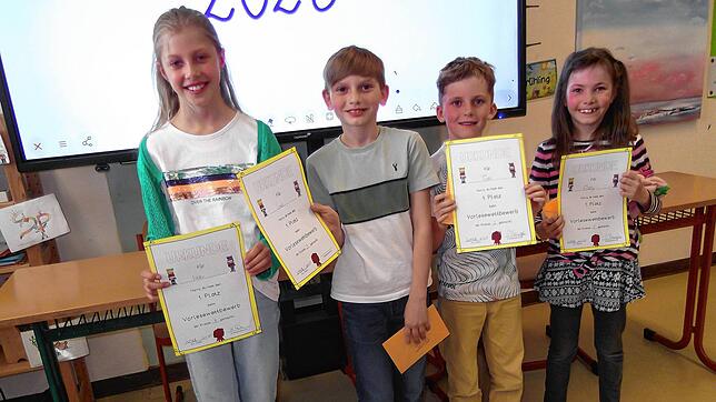 Sieger des Vorlesewettbewerbs (v. l.): Nele Gutmann (4.¦Klasse), Luis Reichhart (3.¦Klasse), Tom Grüninger (2.¦Klasse) und Emely Hettich ...