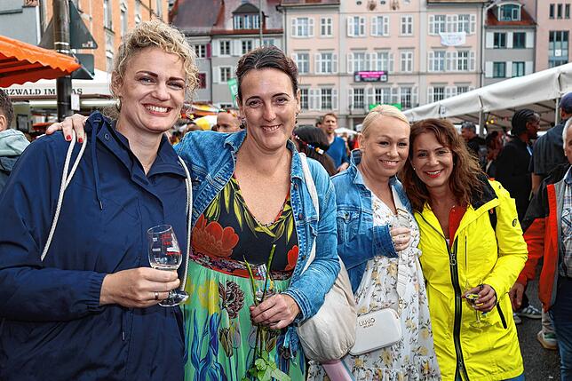Bild 3: Beim Konstanzer Weinfest 2025 steigt schon am Eröffnungsabend die Stimmung - Die schönsten Bilder