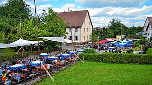 Zeitweise voll besetzt ist die Festmeile beim Dorfplatzfest des Narrenvereins Binker. Die am Dorfplatz vorbeiführende Unterdorfstraße ...