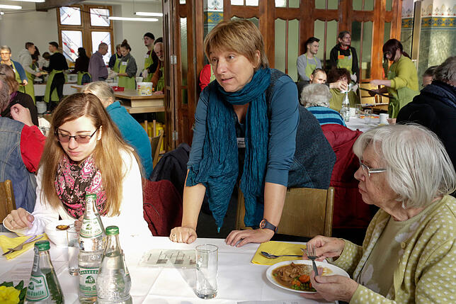 Pfarrerin Andrea Fink-Fauser (stehend) hat die Vesperkirche vor drei Jahren angestoßen. Bild: Sabine Tesche