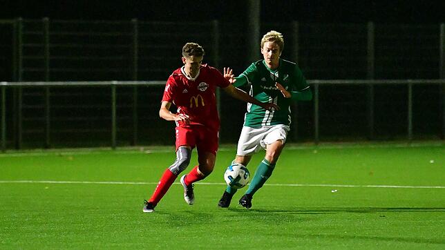 Matchwinner: Tom Heyde (links, gegen Johannes Rapp) rückte beim FC Wallbach überraschend in die Startelf und bedankte sich mit zwei ...