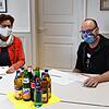 Evelin Stegerer und Felix Schüle helfen der Ortspolizeibehörde bei der Organisation einer Maskennähaktion von Bürgern für Bürger.
