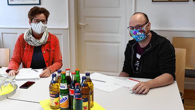 Evelin Stegerer und Felix Schüle helfen der Ortspolizeibehörde bei der Organisation einer Maskennähaktion von Bürgern für Bürger.