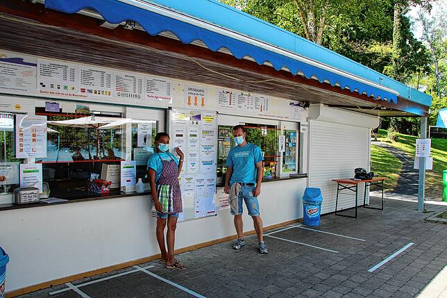 Samran und Oliver Krüger vor ihrem Bistro. Die Ausgaben von Getränken und Speisen sind getrennt voreinander.
