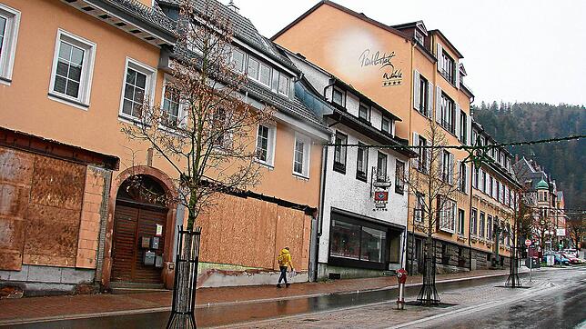 Die Bretterwand an einem Gebäude in der Hauptstraße stört das Triberger Stadtbild in diesem zentralen Bereich. Das kommt in der ...