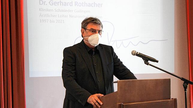 Gerührt verabschiedet sich Gerhard Rothacher in den Ruhestand und bedankt sich für Vertrauen und Wertschätzung.