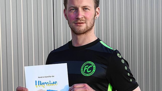 Jakob Nägele mit dem Logo der Spendenaktion.