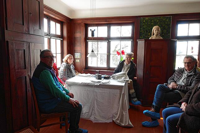 Blick ins Speisezimmer: Wo Teilnehmer der Führung Platz genommen haben, saßen einst auch Mia und Hermann Hesse.