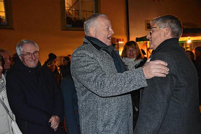 Der Uhldinger Altbürgermeister Edgar Lamm (von links) wartet in der Schlange der Gratulanten, bis Stettens Bürgermeister Daniel Heß dem ...
