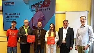 Verleihung des DKMS-Siegels, von links: Ruben Bendl (DKMS-Volunteer), Frank Decker (Schulleiter Gewerbliche Schulen), Andreas Ackermann ...