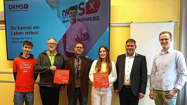 Verleihung des DKMS-Siegels, von links: Ruben Bendl (DKMS-Volunteer), Frank Decker (Schulleiter Gewerbliche Schulen), Andreas Ackermann ...