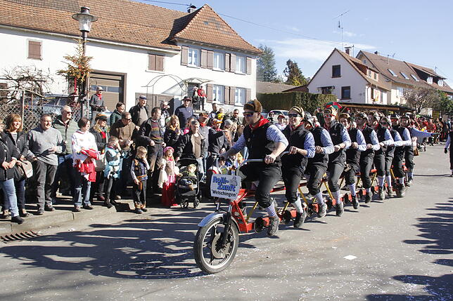 Kräftig in die Pedale getreten haben die Gratulanten der Rolli-Zunft aus Welschingen anlässlich des Fests zum 50-jährigen Bestehen der ...
