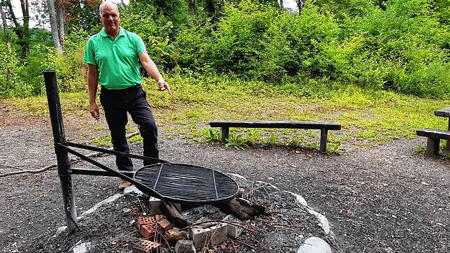 Jürgen Bacher, Revierleiter im Stadtwald Tiengen, steht an der Grillstelle am Vitibuckturm im Tiengen. Wegen der akuten Waldbrandgefahr ...