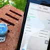 Die kleinen Sonden speichern die Temperaturdaten der Wiese und können dann mit einer Handy-App ausgelesen werden.