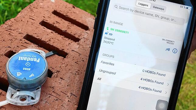 Die kleinen Sonden speichern die Temperaturdaten der Wiese und können dann mit einer Handy-App ausgelesen werden.
