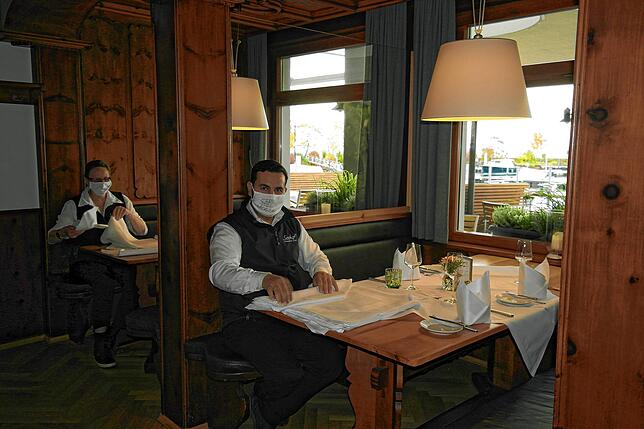 Gepflegt essen gehen trotz Corona-Pandemie: Gefaltete Stoffservietten gehören im Restaurant des Hotels „Seehof“ dazu.