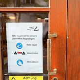 Aushang am Theater Konstanz zu den Coronaregeln 2021: Ab dem 2. November gilt auch hier die 2G-Regelung. Die genaue Umsetzung ist in Arbeit.
