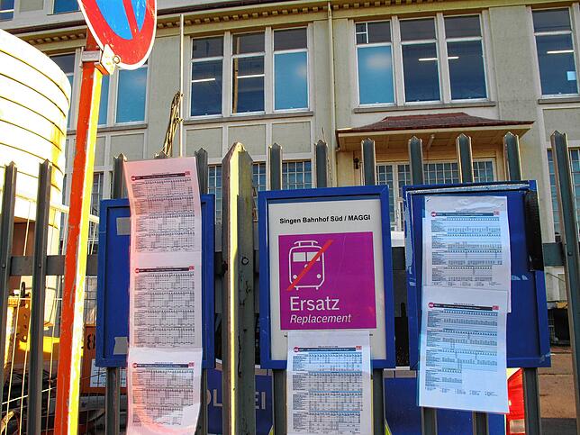 Die Fahrpläne des Schienenersatzverkehrs an der Haltestelle vor der Maggi in Singen.