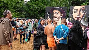 Vier Tage feierten hunderte Besucher beim &bdquo;Eine-Liebe-Festival&ldquo; und ließen sich auch vom Wetter die gute Laune und ...