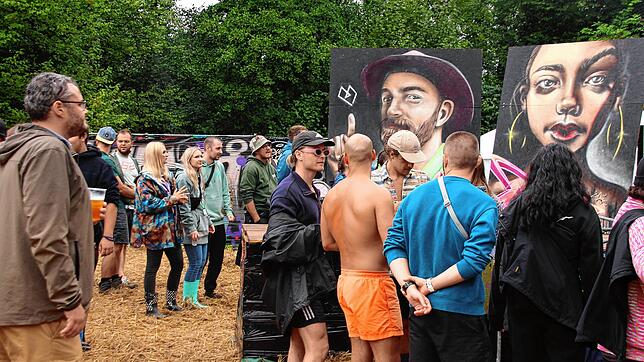 Vier Tage feierten hunderte Besucher beim &bdquo;Eine-Liebe-Festival&ldquo; und ließen sich auch vom Wetter die gute Laune und ...