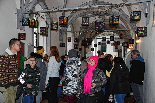 Auf großes Interesse stieß der Adventsbasar der Heimschule Kloster Wald. Im Kreuzgang, im Zentrum der Klosteranlage bot der Basar eine ...