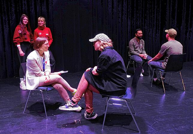 Speed-Dating: Zweiergruppen sprechen miteinander über Demokratie, dann wechseln die Gesprächspartner.