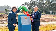 Bürgermeister António Loureiro und Testo-Vorstand Peter Kräuter (rechts) enthüllen eine Plakette, um den Baubeginn des neuen Standorts ...