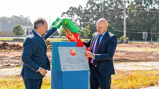 Bürgermeister António Loureiro und Testo-Vorstand Peter Kräuter (rechts) enthüllen eine Plakette, um den Baubeginn des neuen Standorts ...