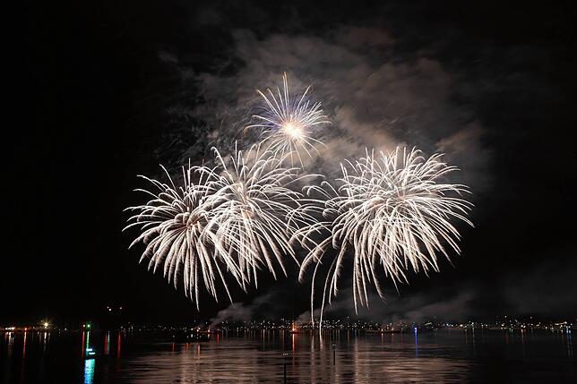 Bild 4: Konstanzer Seenachtfest 2024 - Jetzt knallt's! Das Feuerwerk am Bodensee bringt Zuschauer zum Staunen