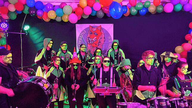 Die Erbsranzenschränzer aus Hänner brachten mit ihrer Musik Stimmung in das alte Schulhaus in Binzgen.