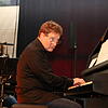 Thomas Koch ist nicht nur begnadeter Pianist, er arrangiert die Melodien alt bekannter Volkslieder auch mit viel Feingefühl zu ...