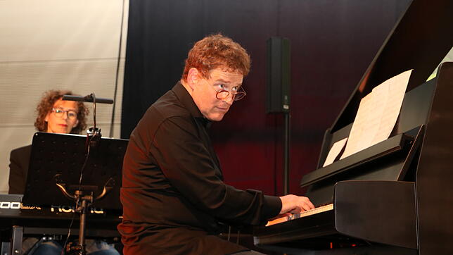 Thomas Koch ist nicht nur begnadeter Pianist, er arrangiert die Melodien alt bekannter Volkslieder auch mit viel Feingefühl zu ...