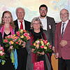 Künstler und Organisatoren vor einem Bild aus dem Zyklus &bdquo;Daphnis und Chloé&ldquo;. Von links: Moderator Thomas Warndorf, ...