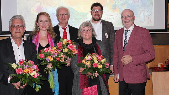 Künstler und Organisatoren vor einem Bild aus dem Zyklus &bdquo;Daphnis und Chloé&ldquo;. Von links: Moderator Thomas Warndorf, ...