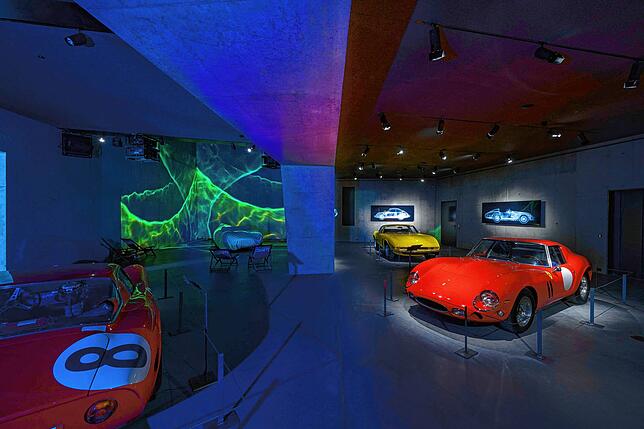 Können auch Autos Kunst sein? Zumindest lassen sie sich wie solche inszenieren, wie hier im Museum Art & Cars.