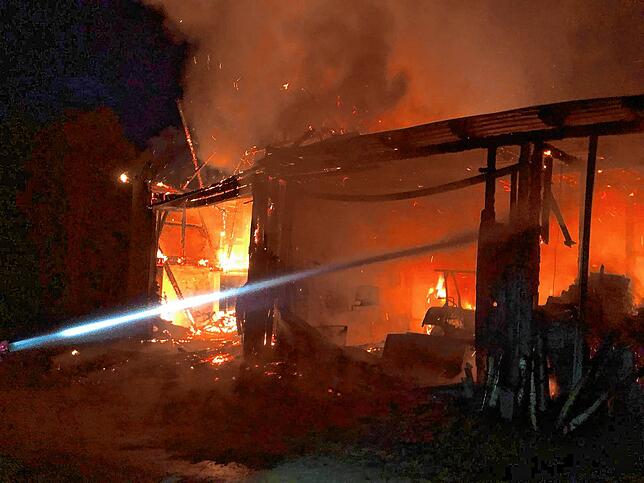 Bild 8: Bilder vom Brand eines ehemaligen landwirtschaftlichen Gebäudes in Schwackenreute