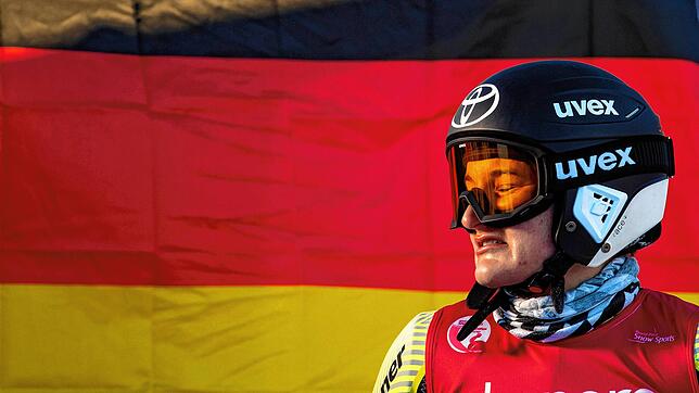Anna-Lena Forster vor der deutschen Flagge bei den Para-Skiweltmeisterschaften Ende Januar in Lillehammer. Im März startet die ...
