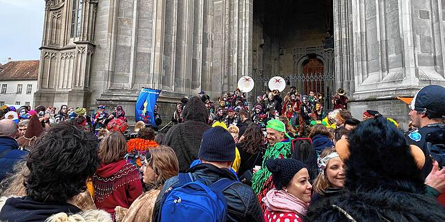 Die Guggenmusik spielt auf den Stufen des Münsters.