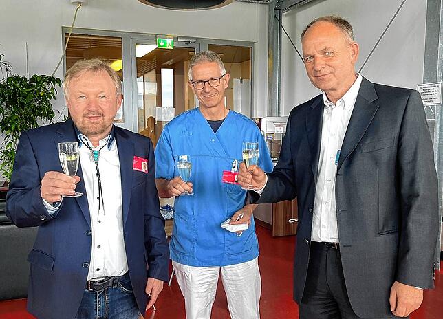 Hans-Jürgen Ott (Mitte), ärztlicher Direktor am Klinikum Hochrhein und Geschäftsführer Hans-Peter Schlaudt (rechts) haben Wolf-Dieter ...