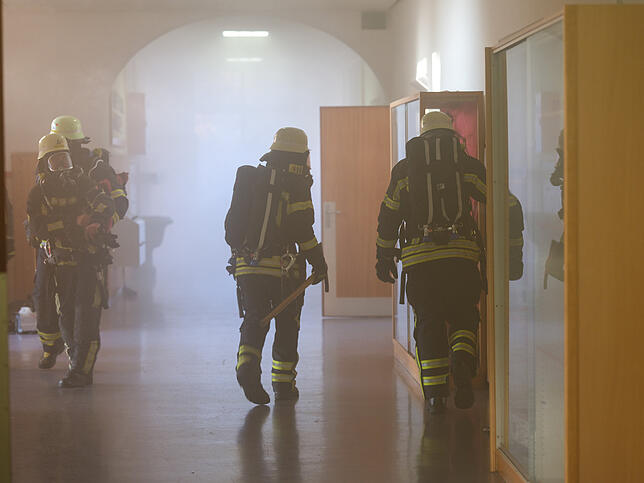 Die Feuerwehrleute stellen sicher, niemanden zurückzulassen.
