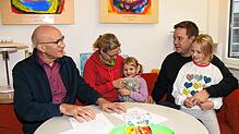 Stefan Weis (von links), Chefarzt der Kinderonkologie und stellvertretender ärztlicher Direktor der Nachsorgeklinik Tannheim, unterhält ...