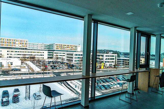 Einen tollen Ausblick hat man von den Aufenthaltsräumen auf den drei Stockwerken.