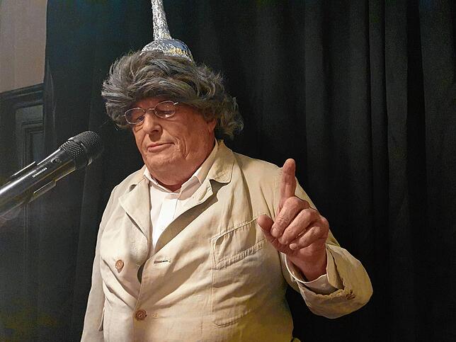 Michael Jeckel als Narr: Hier beim Dorferschoppen an der Fastnacht 2023, mit Saugglocke auf dem Kopf.