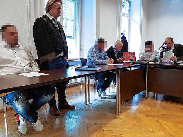 Die Angeklagten, heute 25, 28 und 19 Jahre alt (von links), mit ihren Anwälten Wolfgang Hoppe, Sylvester Krämer und Matthias Biskupek ...