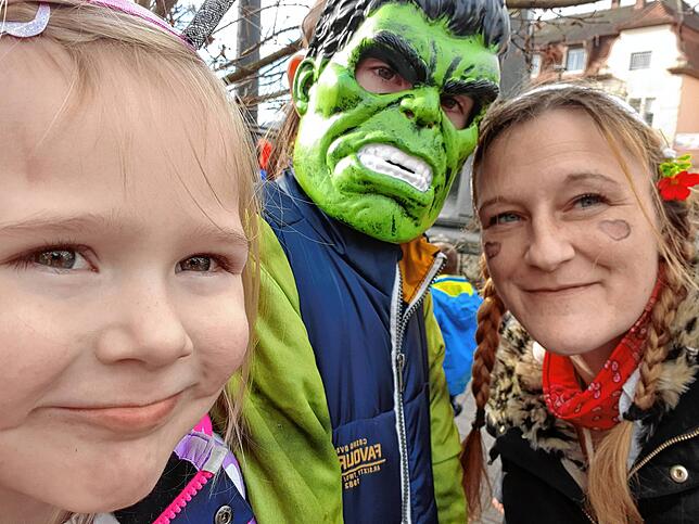 Auch Redakteurin Monika Olheide hat sich ins närrische Getümmel gestürzt und trifft sogar den unglaublichen Hulk.