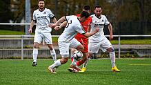 Der FC Bad Dürrheim (Ivan Kryvytskyi, rotes Trikot) musste sich dem FV Walbertsweiler-Rengetsweiler (Nico Renner, von links, Florian ...