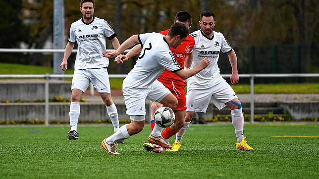 Der FC Bad Dürrheim (Ivan Kryvytskyi, rotes Trikot) musste sich dem FV Walbertsweiler-Rengetsweiler (Nico Renner, von links, Florian ...