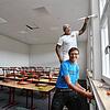 Bereits während der Sommerferien waren Elektriker Ansgar Edeler und Maler Dragan Ilic an der Lotte-Eckener-Gemeinschaftsschule am Werk. ...