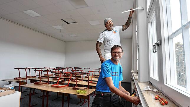 Bereits während der Sommerferien waren Elektriker Ansgar Edeler und Maler Dragan Ilic an der Lotte-Eckener-Gemeinschaftsschule am Werk. ...