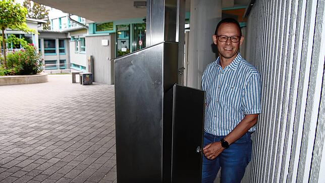 Thorsten Keller vom Wahlamt der Stadt Stockach am gestrigen Montagabend um Punkt 18 Uhr bei der letzten Leerung des Rathaus-Briefkastens ...